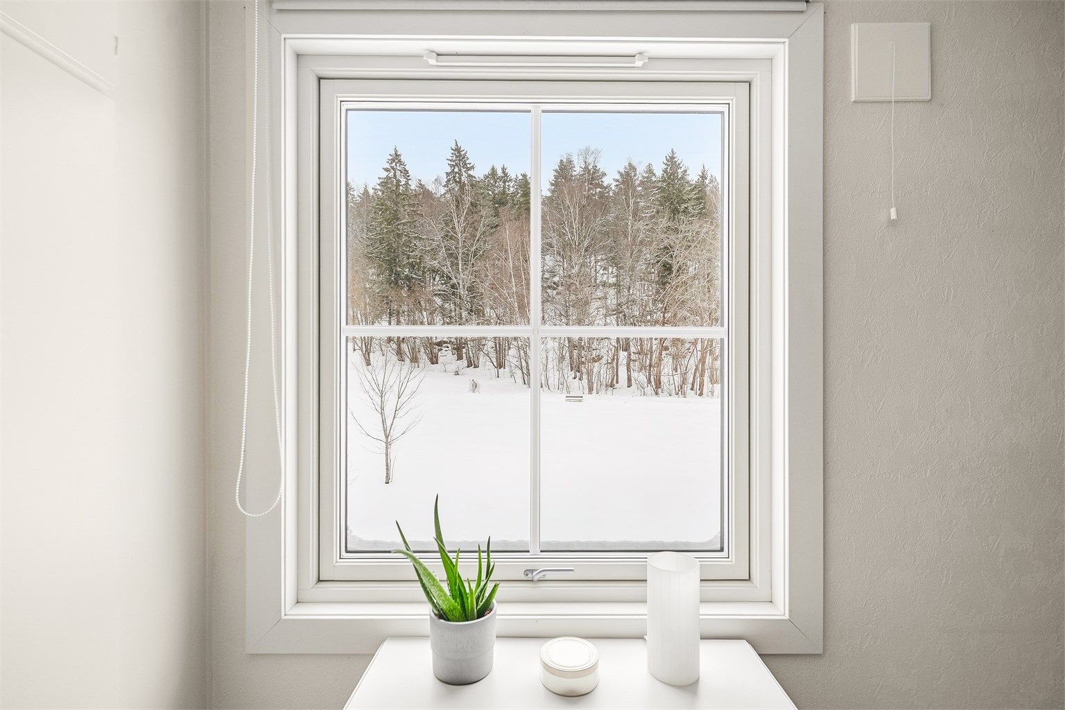 Fra vinduene har du en fredelig utsikt mot grøntarealer.