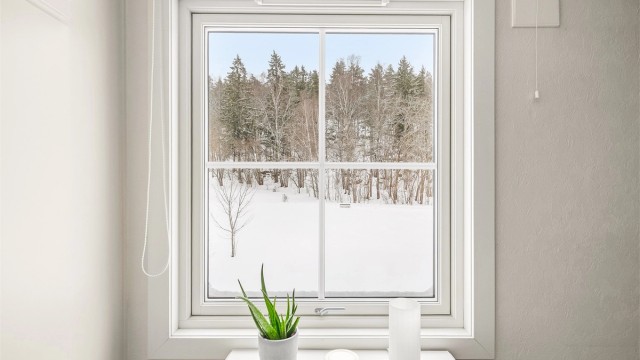 Fra vinduene har du en fredelig utsikt mot grøntarealer.