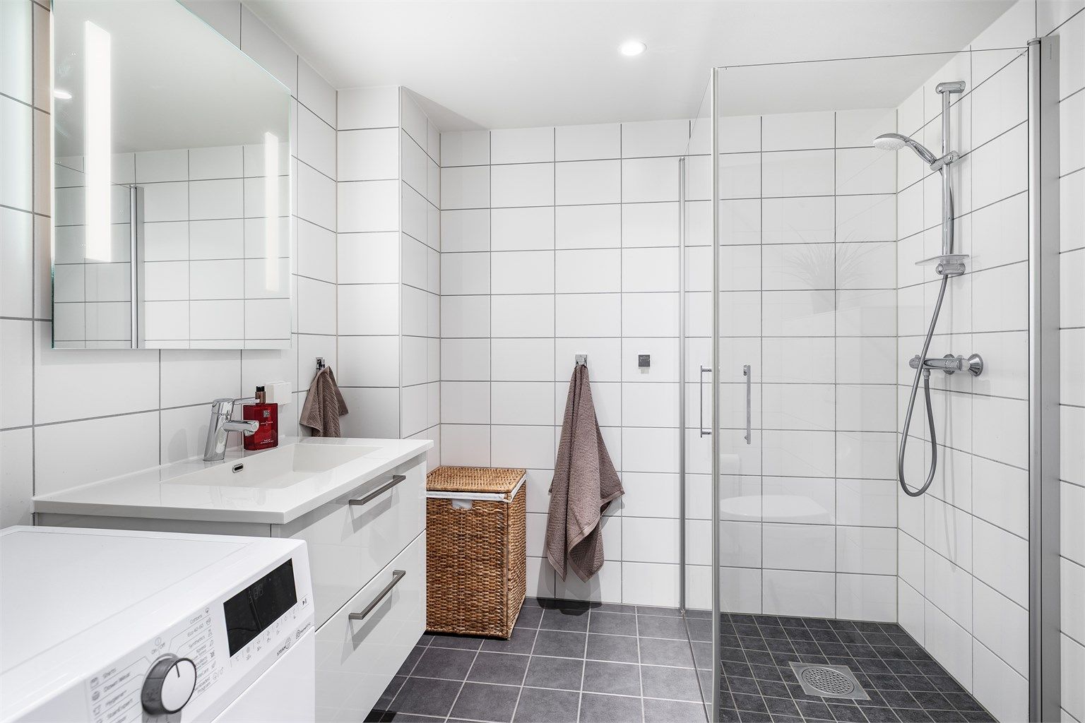 Badet har varme i gulvet og innfelte spotter som kan dimmes til foretrukket styrke og stemning.
