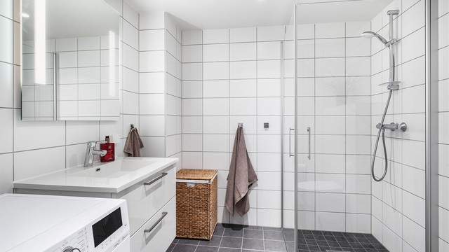Badet har varme i gulvet og innfelte spotter som kan dimmes til foretrukket styrke og stemning.