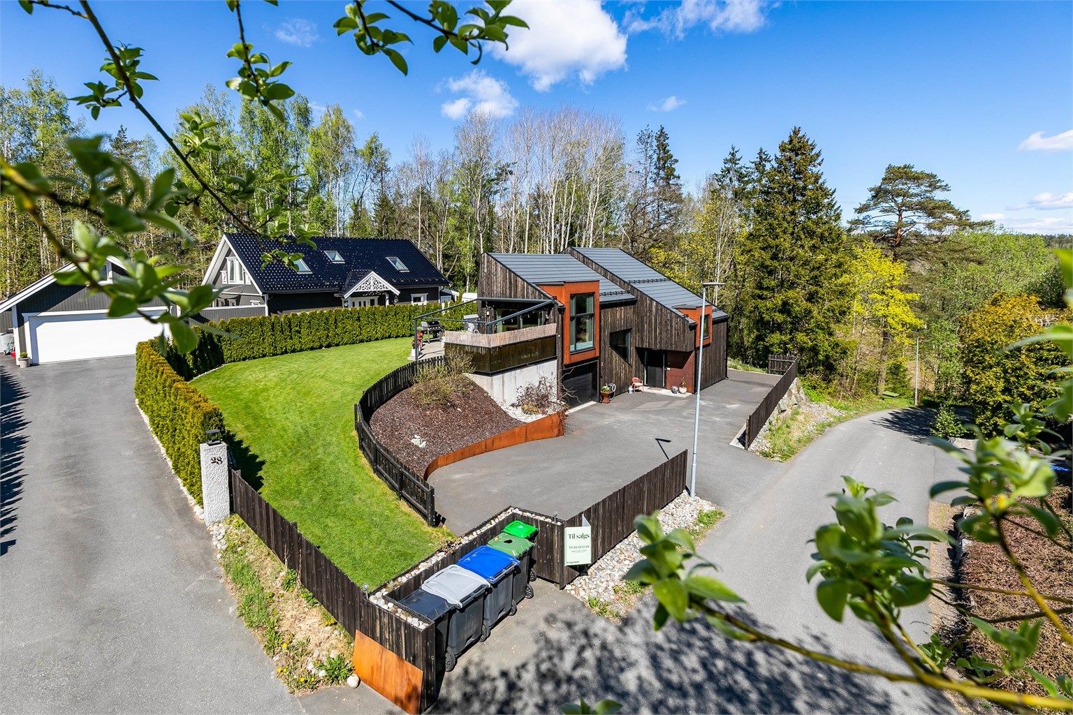 Boligen ble oppført i 2020 og er tegnet for nettopp denne tomten, med egenartet arkitektur som skiller seg positivt ut i mengden. Fotograf; Børge Oppegård.