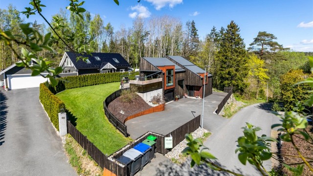 Boligen ble oppført i 2020 og er tegnet for nettopp denne tomten, med egenartet arkitektur som skiller seg positivt ut i mengden. Fotograf; Børge Oppegård.