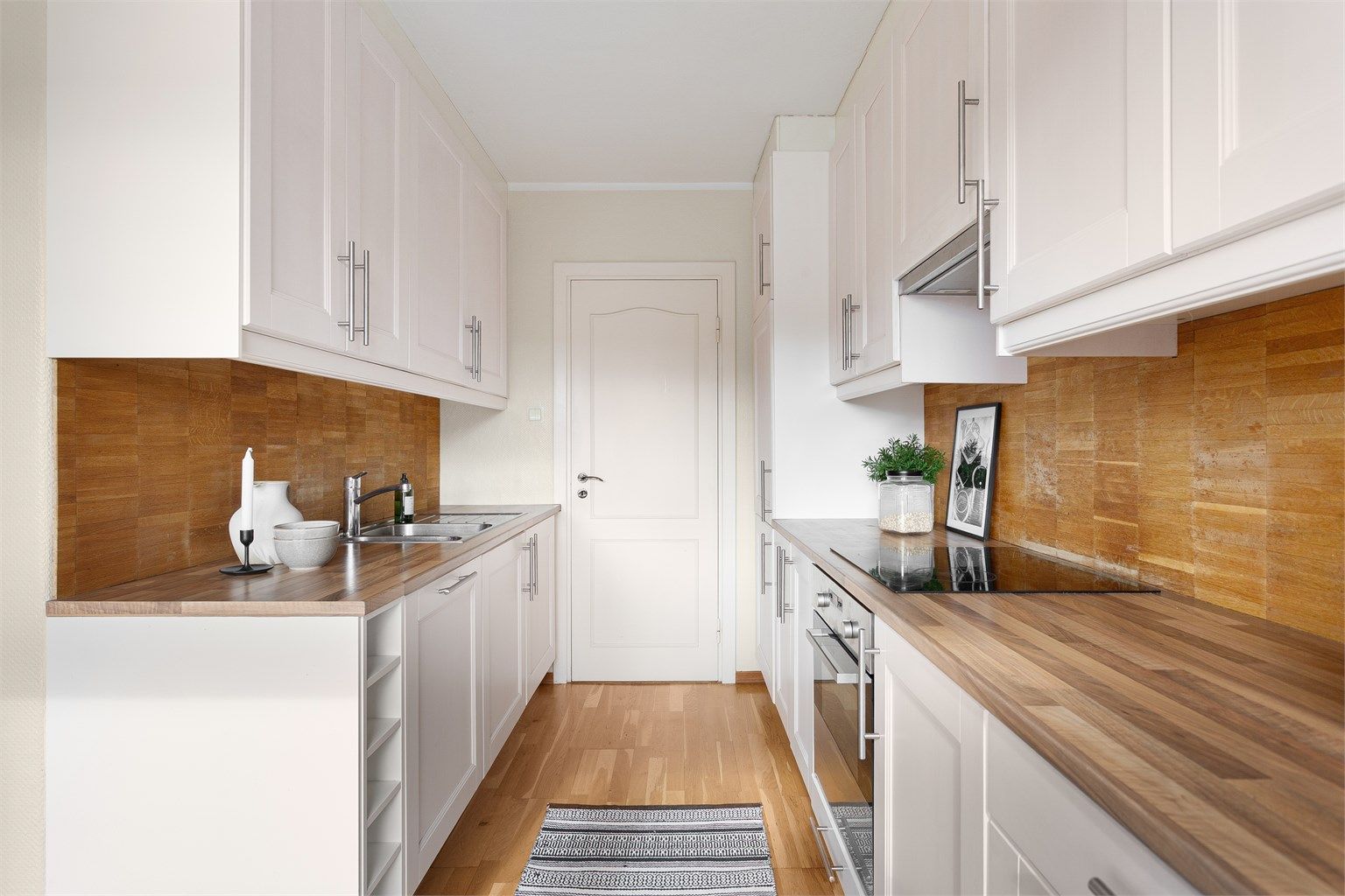 Integrert stekeovn, platetopp, oppvaskmaskin og kjøleskap med fryser som medfølger leiligheten