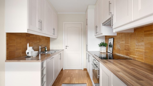 Integrert stekeovn, platetopp, oppvaskmaskin og kjøleskap med fryser som medfølger leiligheten