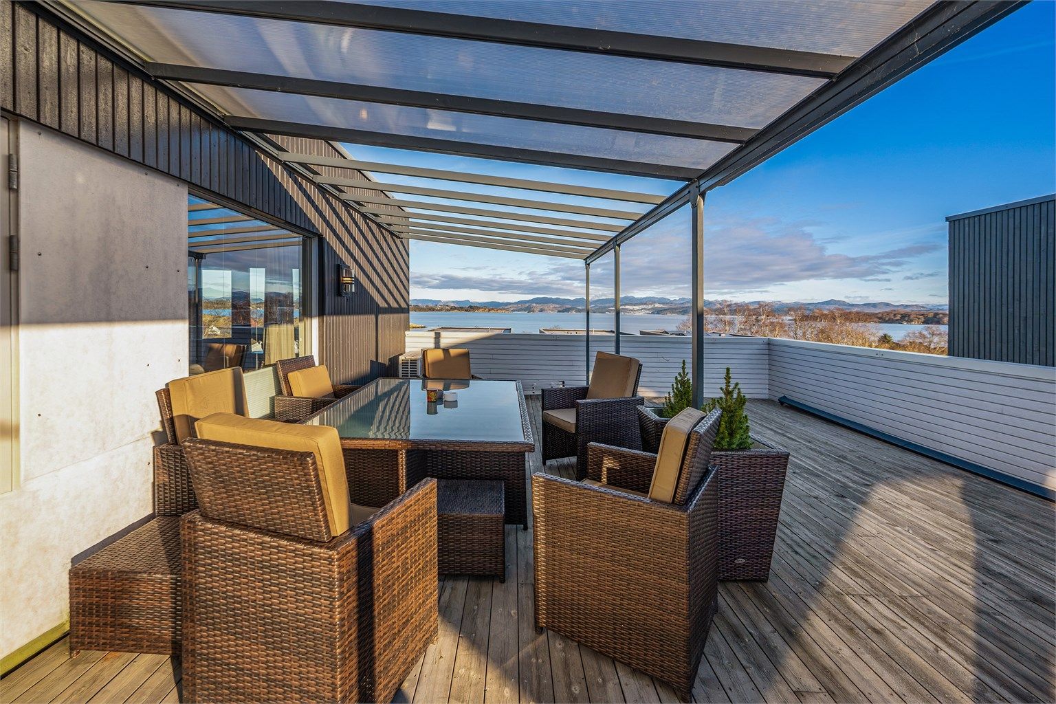 Takterrassen er en fantastisk uteplass med god plass til flere sittegrupper.