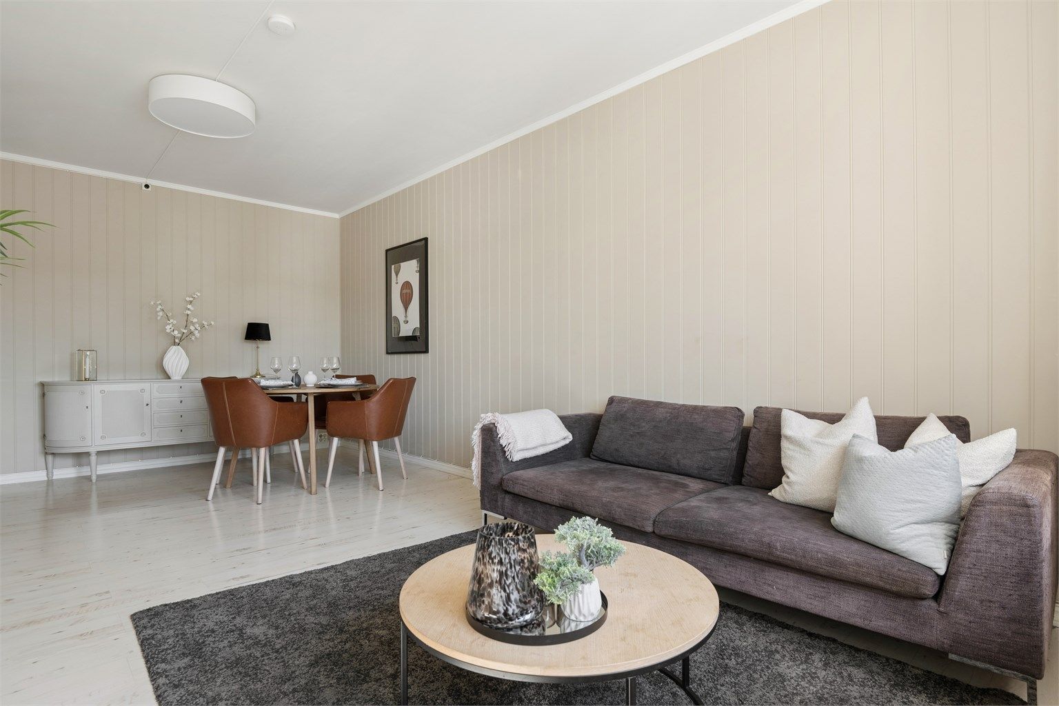 Rommet oppleves som et naturlig samlingspunkt i boligen, med gode møbleringsmuligheter.