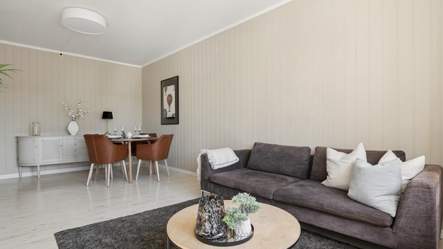 Rommet oppleves som et naturlig samlingspunkt i boligen, med gode møbleringsmuligheter.