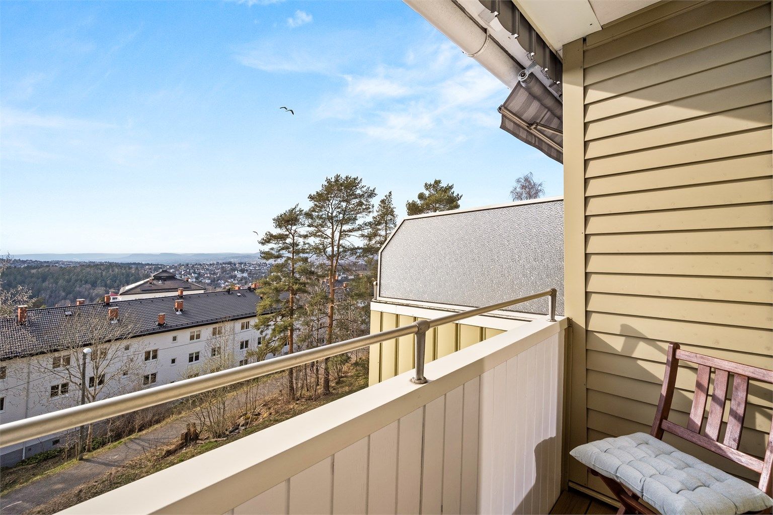 Den øvre balkongen er også vestvendt og usjenert.