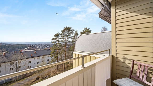 Den øvre balkongen er også vestvendt og usjenert.