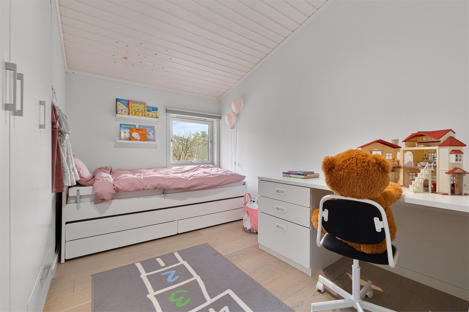 Soverom 5 - i 2. etasje - god plass til seng og garderobeskap (garderobeskap følger) - downlights i himling