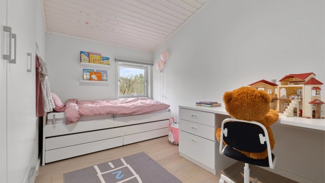 Soverom 5 - i 2. etasje - god plass til seng og garderobeskap (garderobeskap følger) - downlights i himling