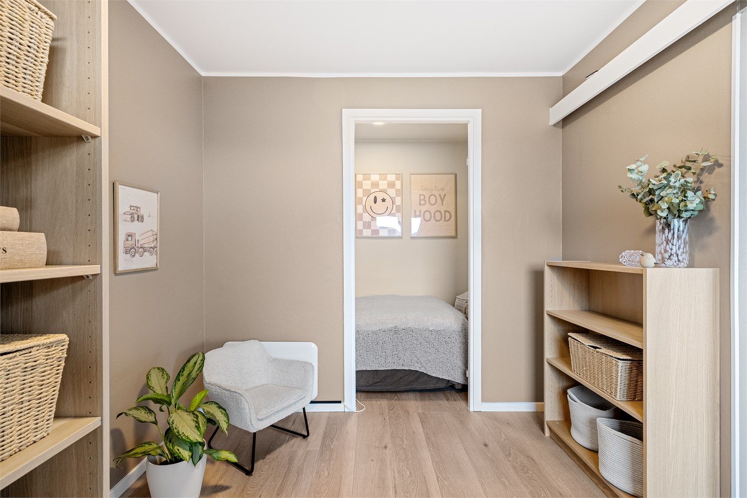 Skulle man ikke ha behov for 3 soverom, kan dette være en forlengelse av stuen eller et flott hjemmekontor.