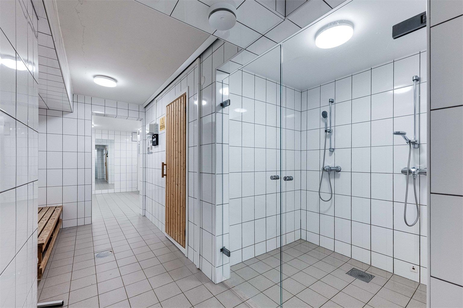Felles garderobe/dusj ved svømmebasseng.