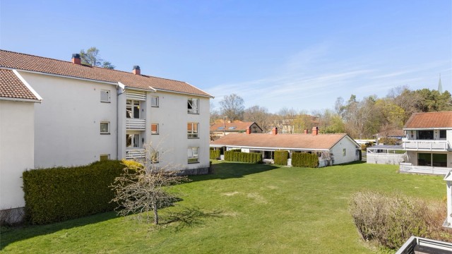 Det er store grønne områder mellom bebyggelsen og lite innsyn