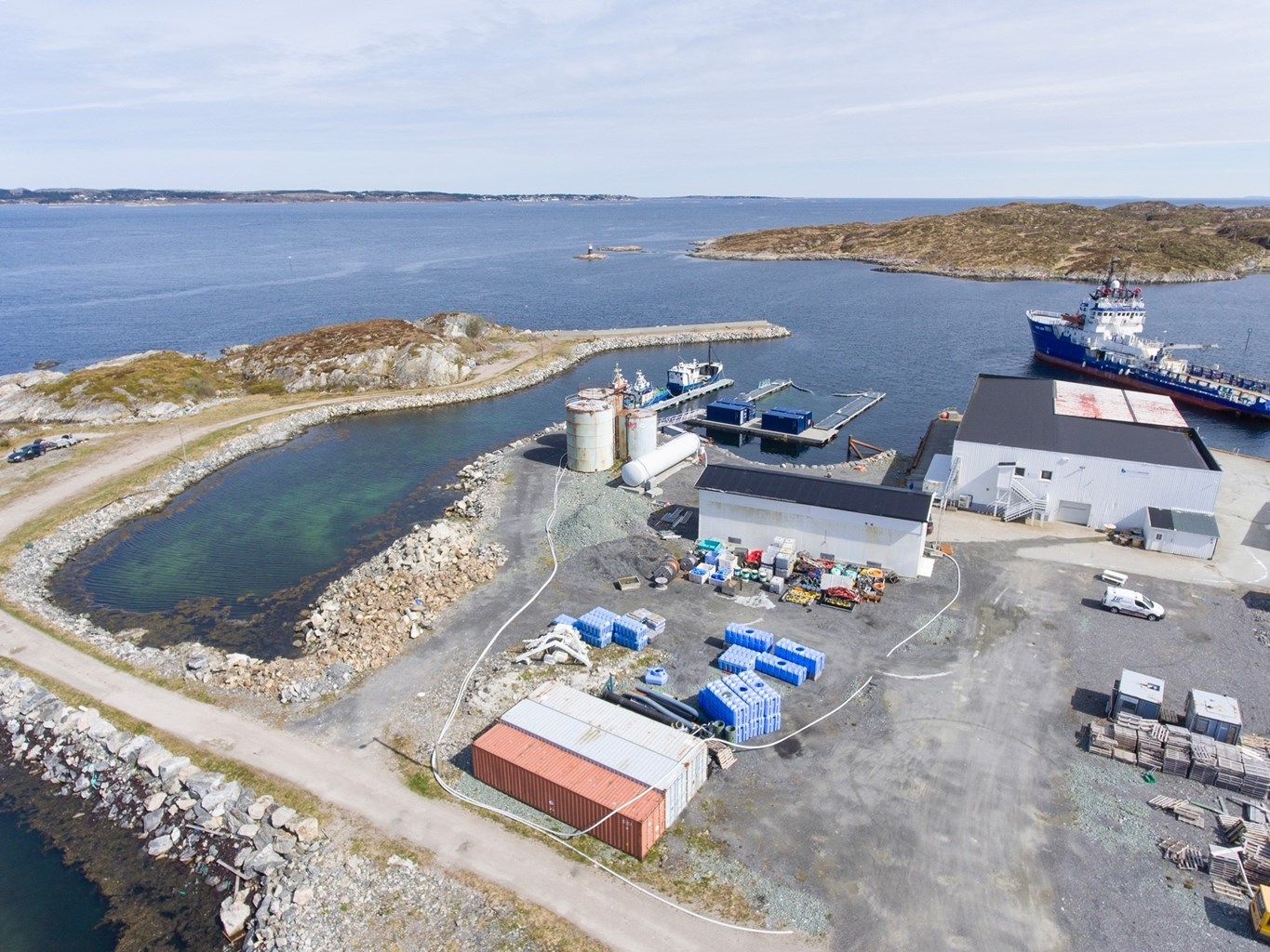 Området domineres av havbruksnæring med flere større aktører. Avstand til Trondheim: 141 km. Avstand til Kristiansund: 228 km. 