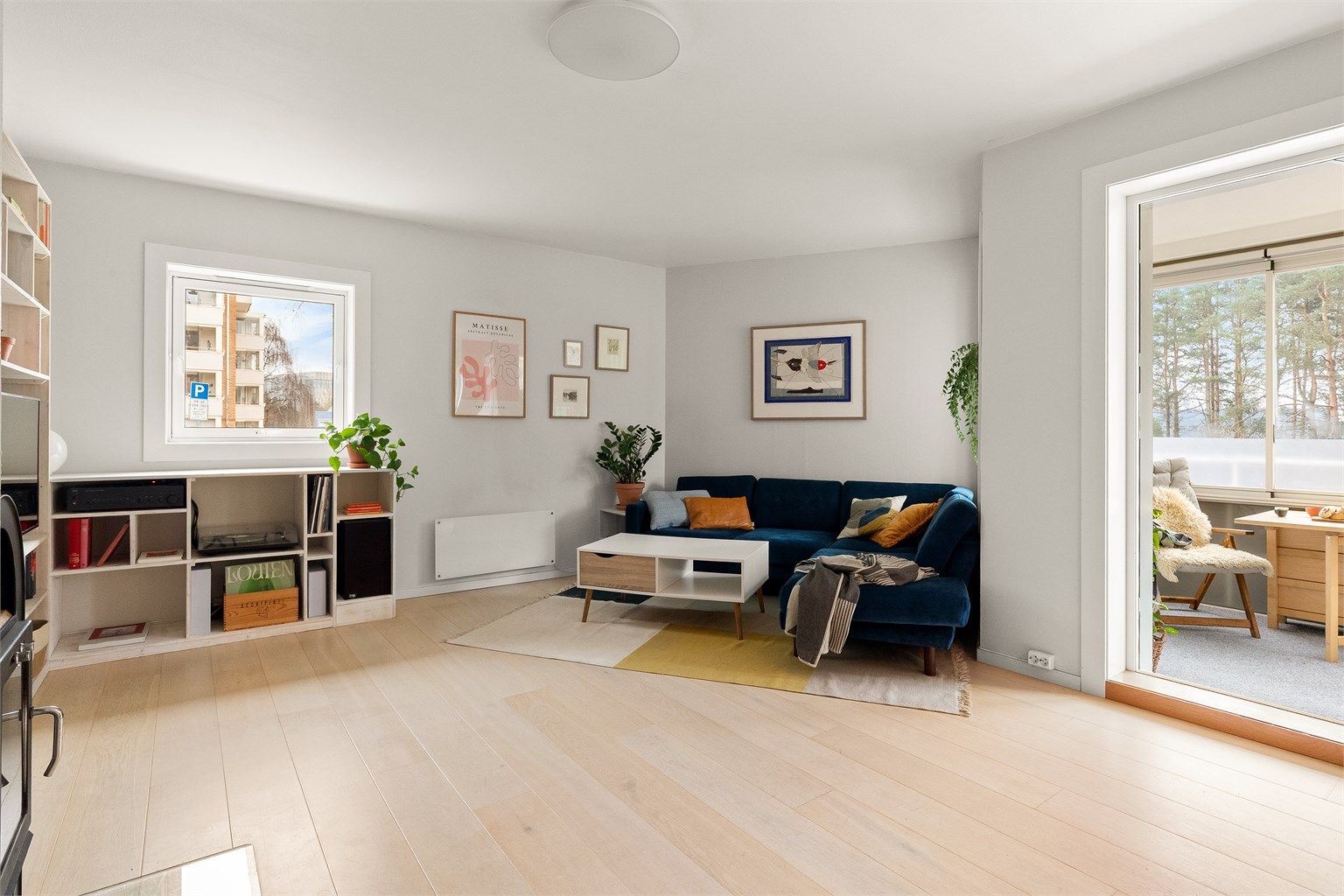 Stuen har god planløsning og kan enkelt innredes med en sofagruppe med tilhørende salongbord og annet ønskelig stuemøblement.