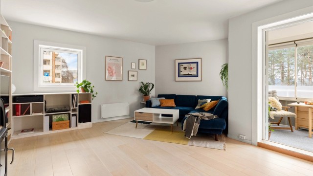 Stuen har god planløsning og kan enkelt innredes med en sofagruppe med tilhørende salongbord og annet ønskelig stuemøblement.