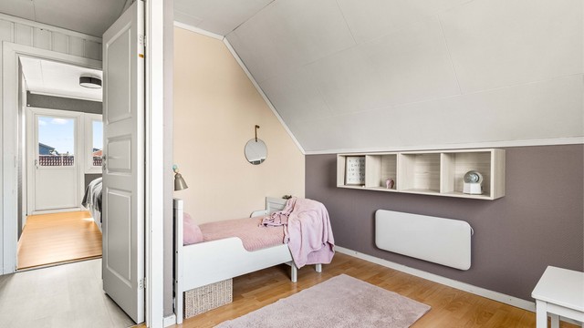 Et lyst og trivelig barnerom med god plass til lek.