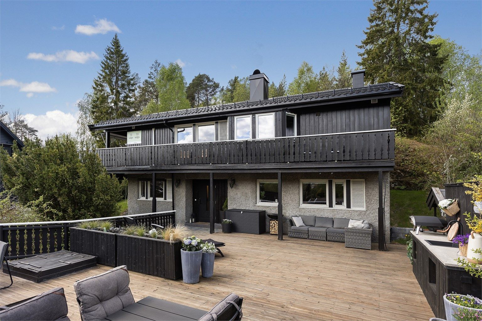 Eiendommen ligger høyt og fritt med en fantasisk terrasse, i et etablert boligområde, på Langhus.