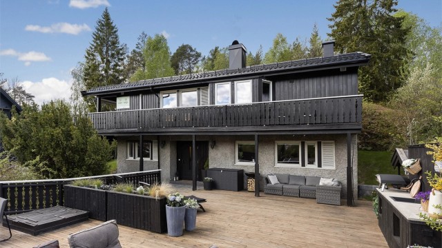 Eiendommen ligger høyt og fritt med en fantasisk terrasse, i et etablert boligområde, på Langhus.