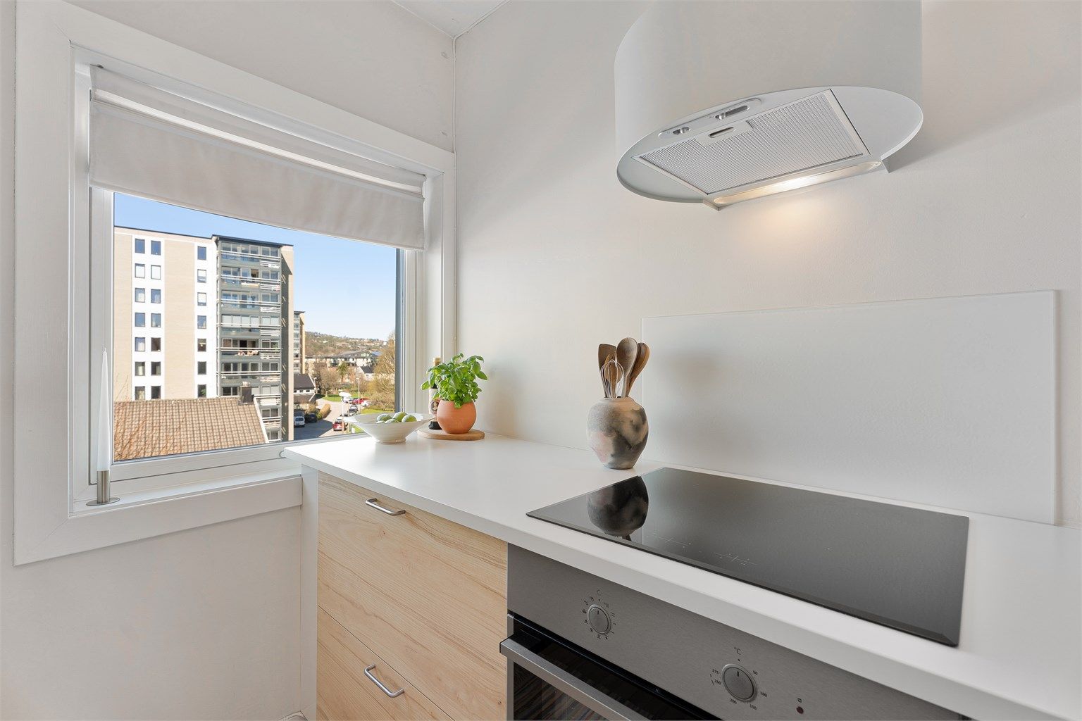 Integrerte hvitevarer - Lyst og tidløst kjøkken i laminert eik som innbyr til hyggelige matopplevelser