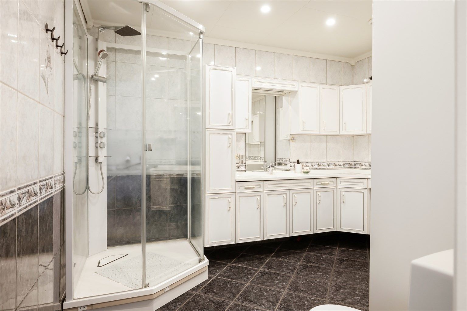 Helfliset baderom med stor og god innredning