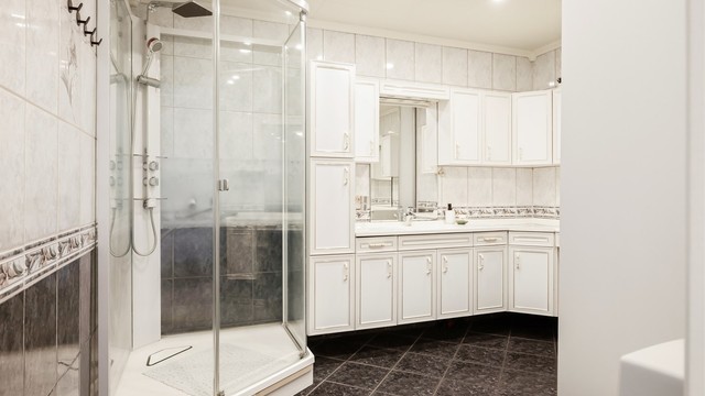 Helfliset baderom med stor og god innredning