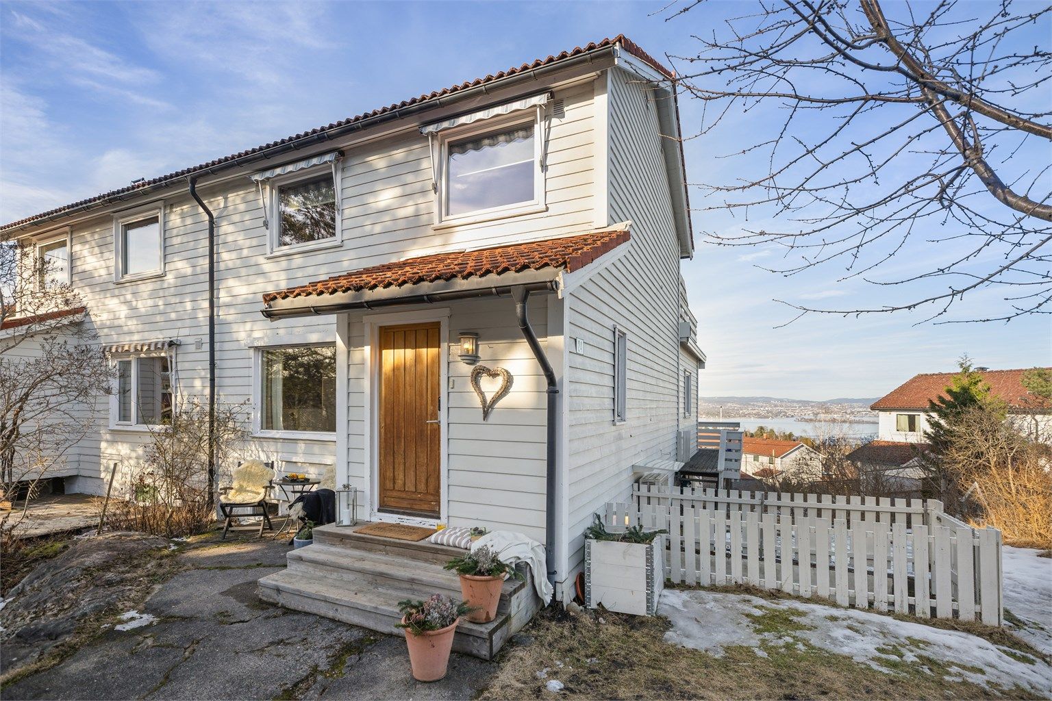 Påbygget, innholdsrikt enderekkehus med panoramautsikt! 