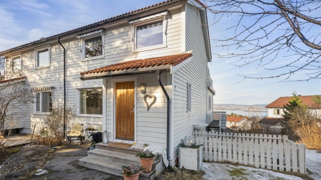 Påbygget, innholdsrikt enderekkehus med panoramautsikt!