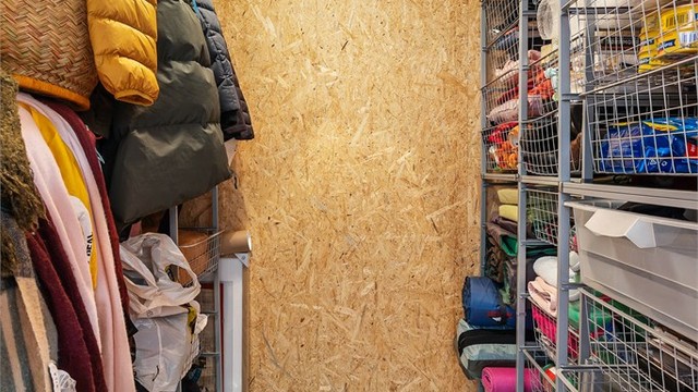 Hoveddelen har flere boder som gir rikelig med lagringsplass, inkludert en i underetasjen i hoveddelen.