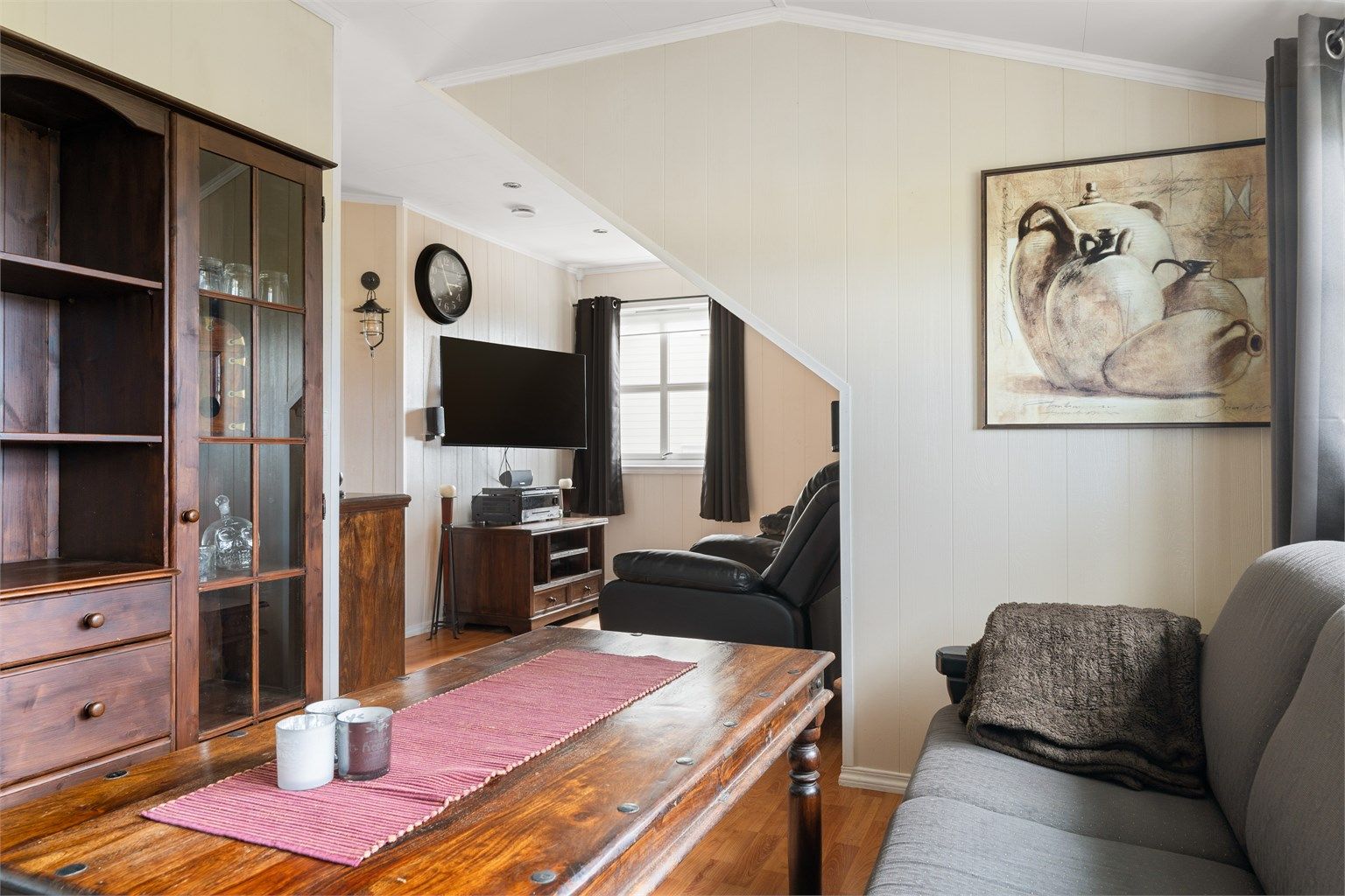 Etasjen fungerer fint som hybel, og er et fint areal å trekke seg tilbake til. 