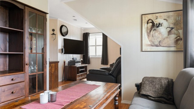 Etasjen fungerer fint som hybel, og er et fint areal å trekke seg tilbake til.