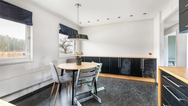 Foran kjøkkenvinduene er det om lag tre meter gulvflate og mulighet for et langstrakt spisebord.