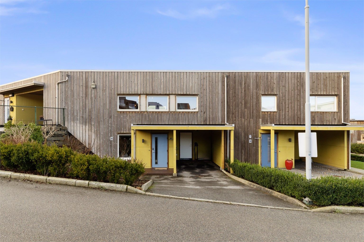 Den sentrale beliggenheten gir huset både oversikt og lune uteplasser, mens gårdsplassen foran er asfaltert og parkering i carport. 