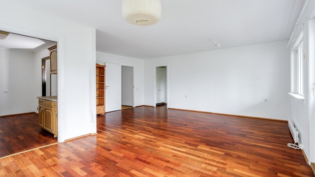 Store vindusflater gir rikelig med naturlig lys inn i stuen.