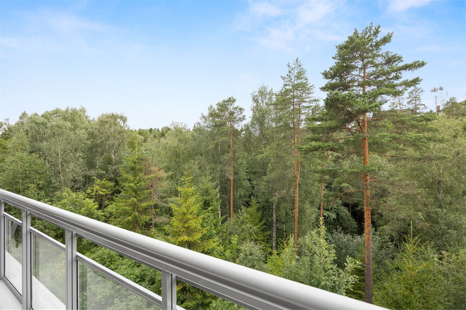 Flott utsikt og uten innsyn - orientert med vest med gode solforhold