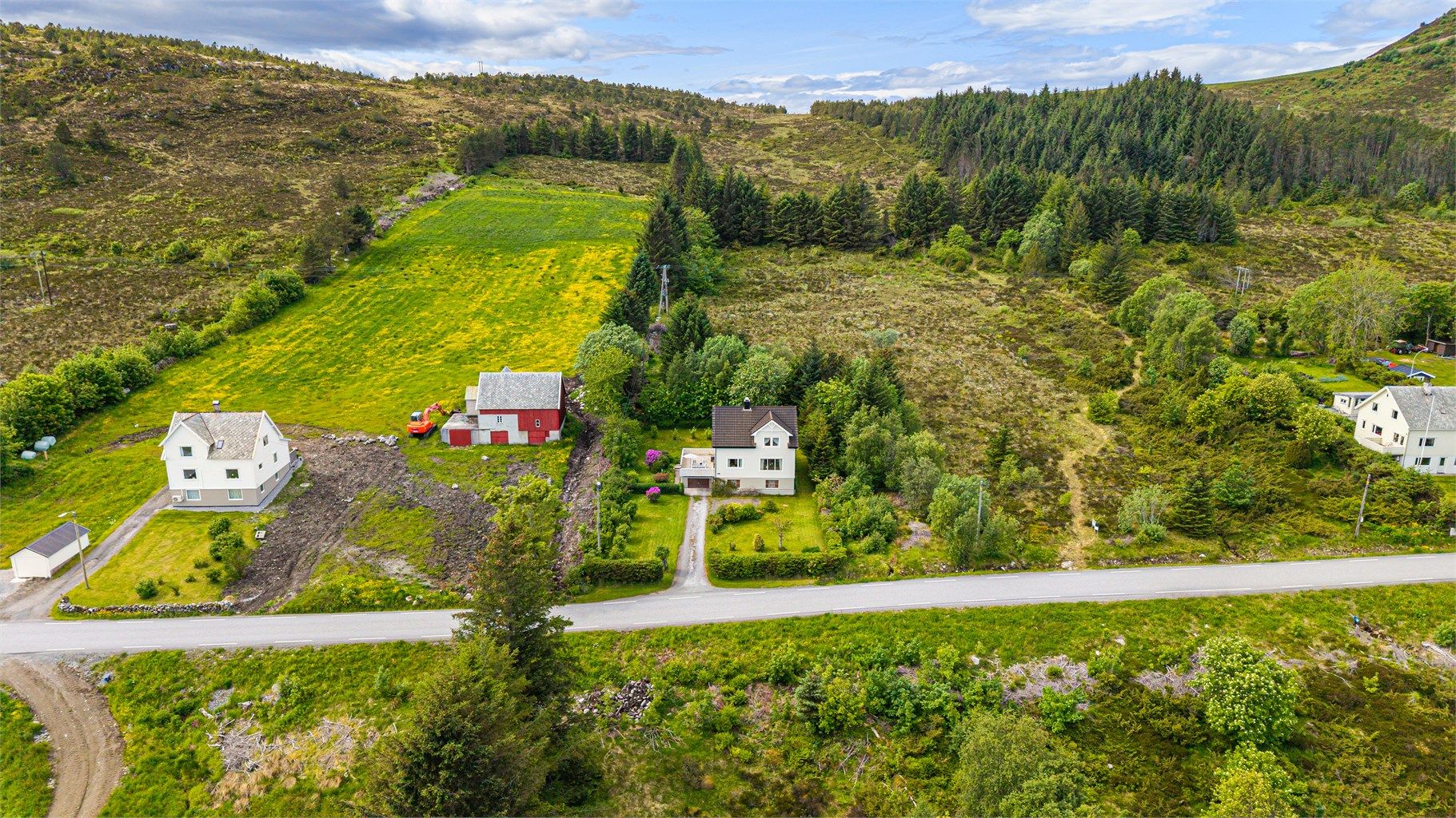 Fra eiendommen er det kort vei til turvei til fjellveien.