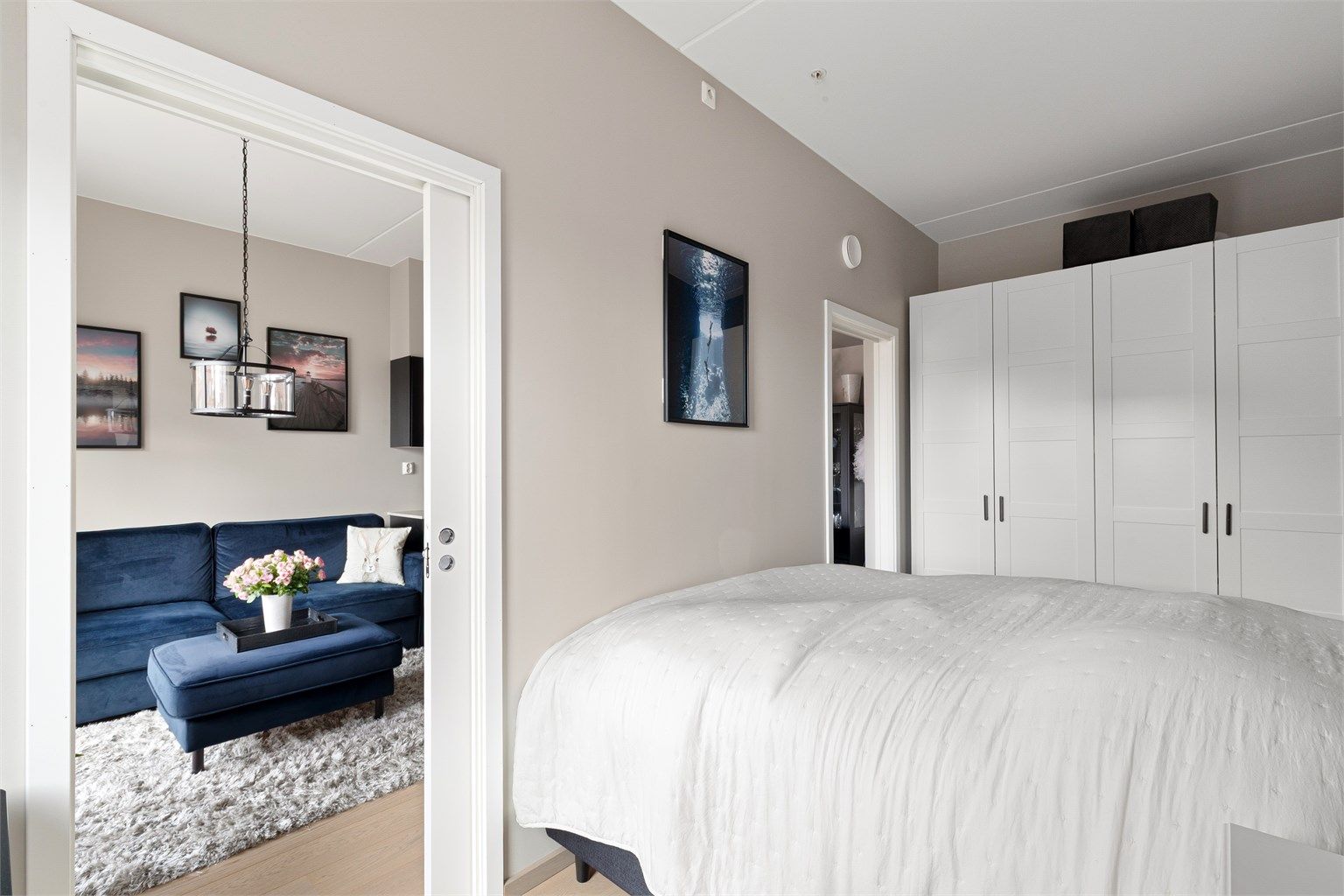 Soverommet er av god størrelse med plass til dobbeltseng og plass til romslig garderobeskap
