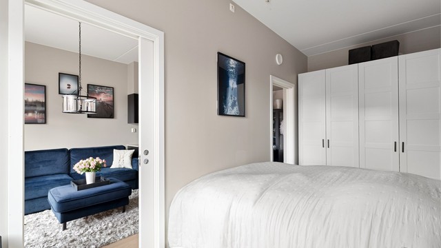 Soverommet er av god størrelse med plass til dobbeltseng og plass til romslig garderobeskap