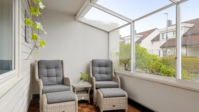 Denne balkongen er på hele 16 m², med flotte blomsterkasser rett utenfor rekkverket
