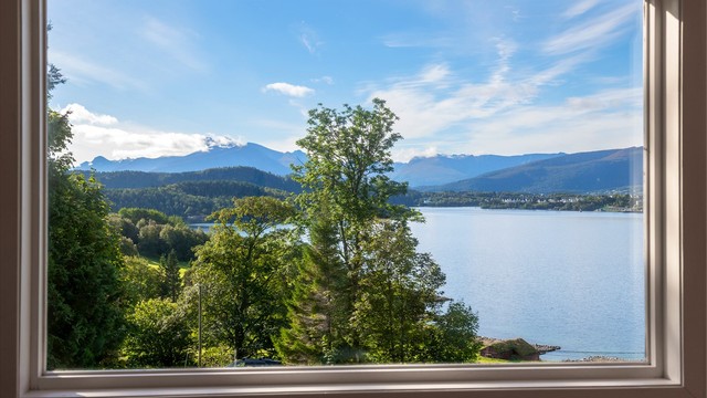 Utsikt fra stuevinduet over Ellingsøyfjorden mot fjellene på sørsiden.