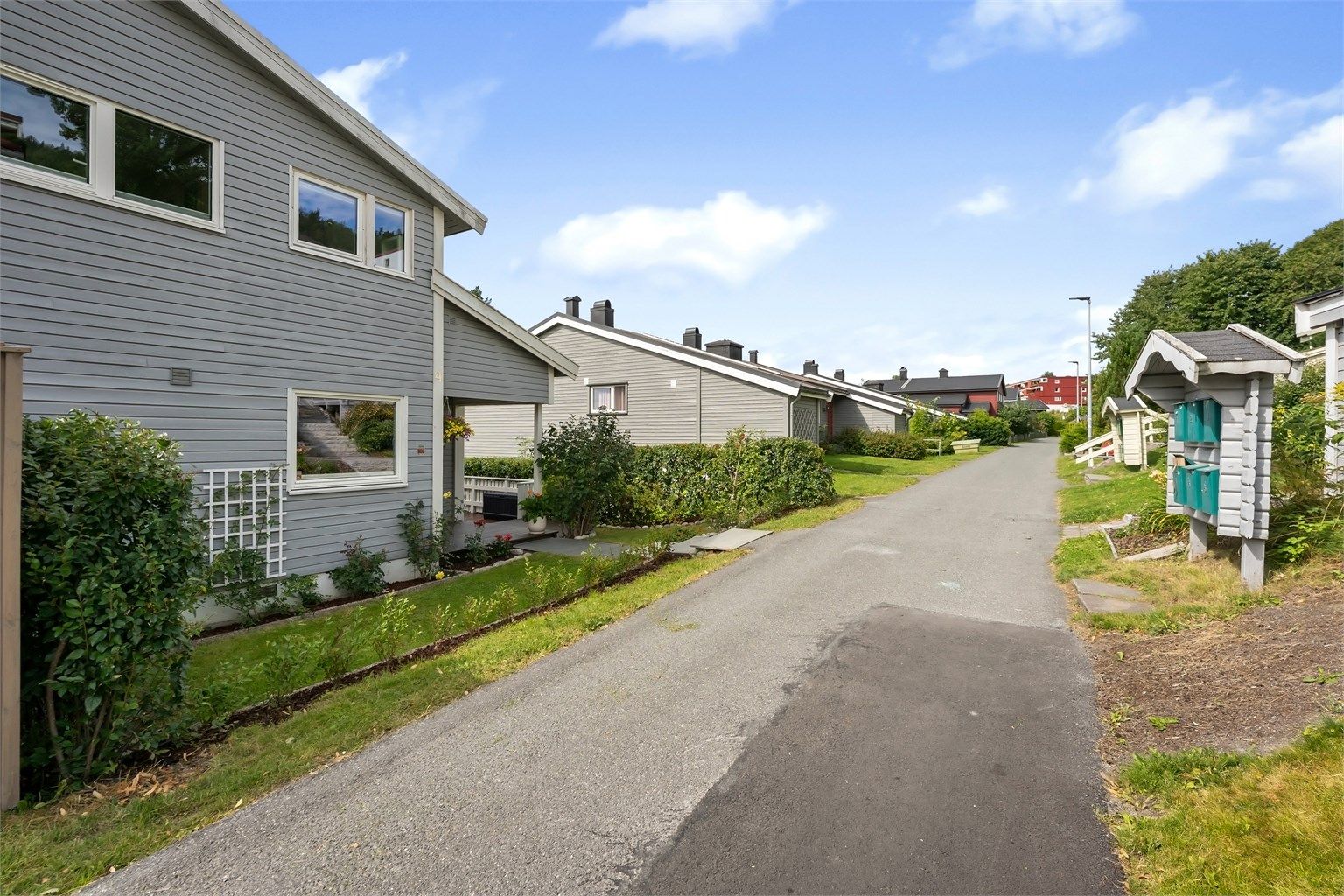 Barnevennlig nabolag med gangavstand til skoler og barnehager.