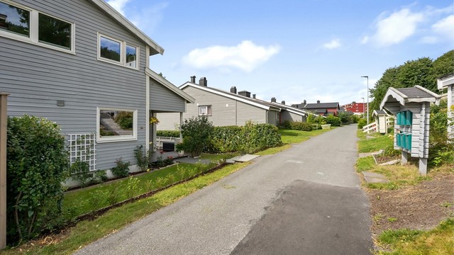 Barnevennlig nabolag med gangavstand til skoler og barnehager.