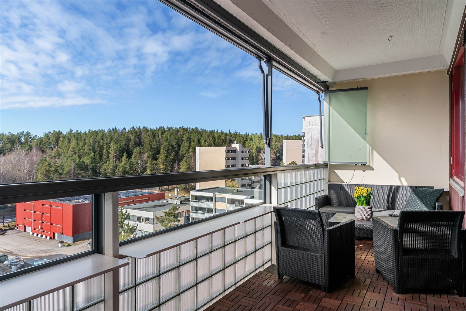 Nora Larsen Rørvik v/ Eiendomsmegler Krogsveen har gleden av å presentere Ravnkollbakken 29!