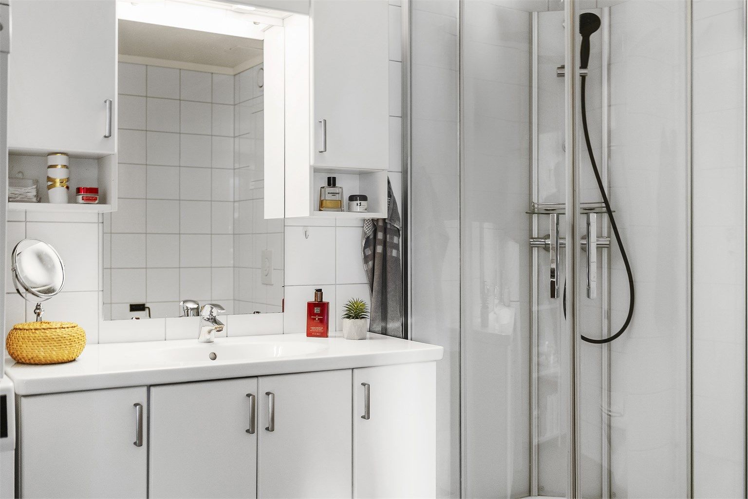 Badet har flislagt gulv med gulvvarme og flislagte vegger.