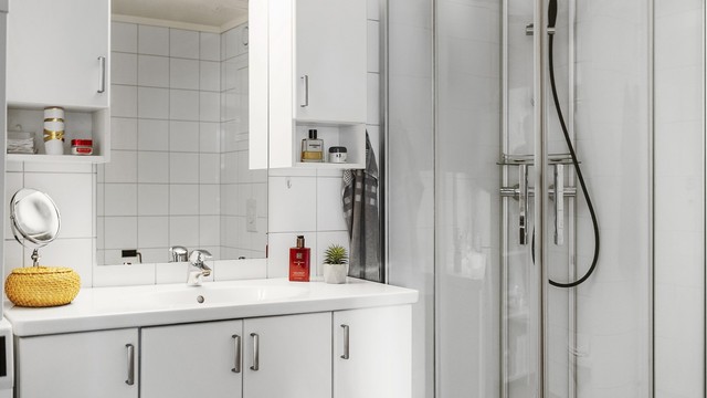 Badet har flislagt gulv med gulvvarme og flislagte vegger.