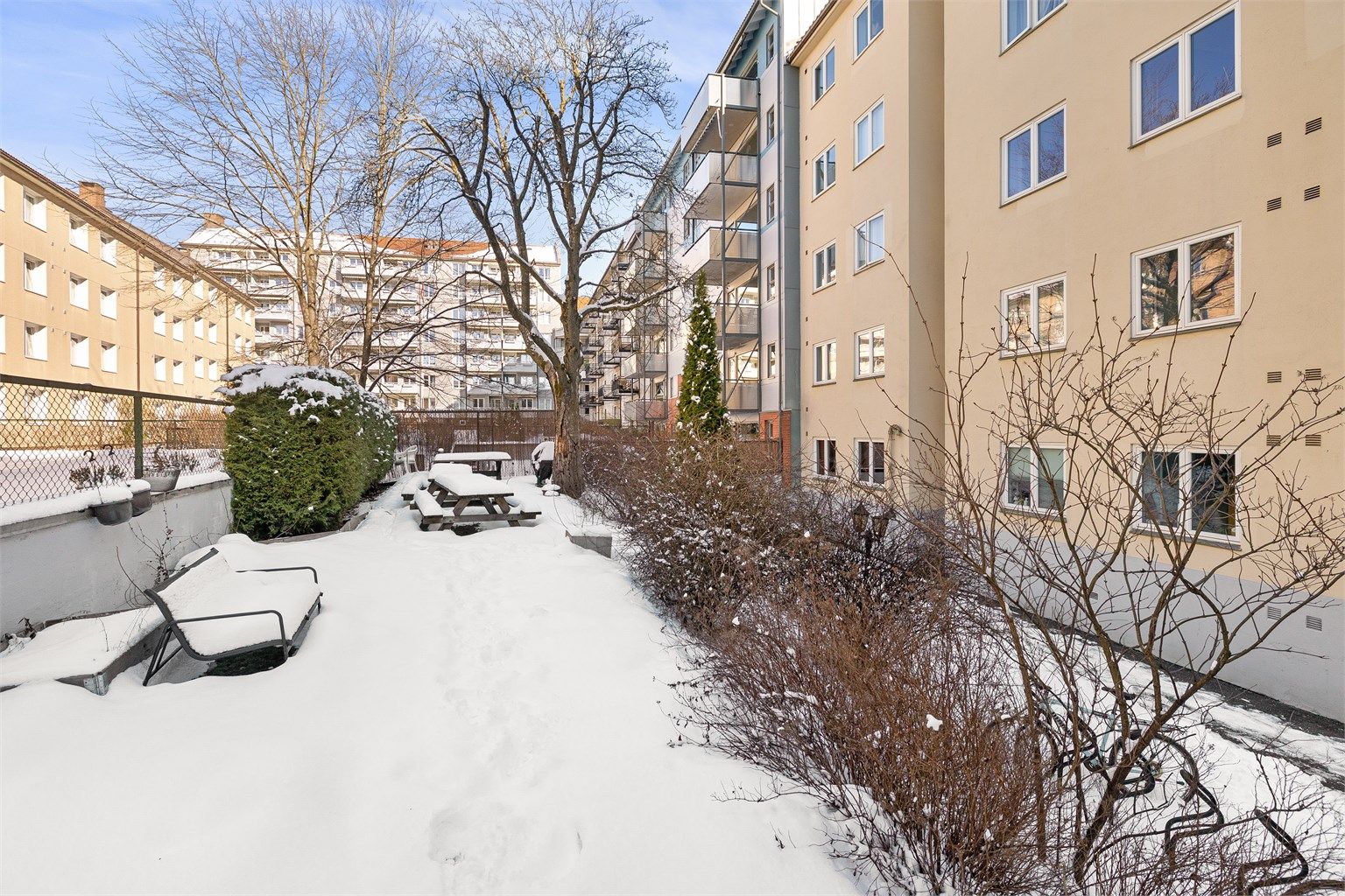 Aksjelagets felles bakgård er pent opparbeidet med sittegrupper og grøntarealer.