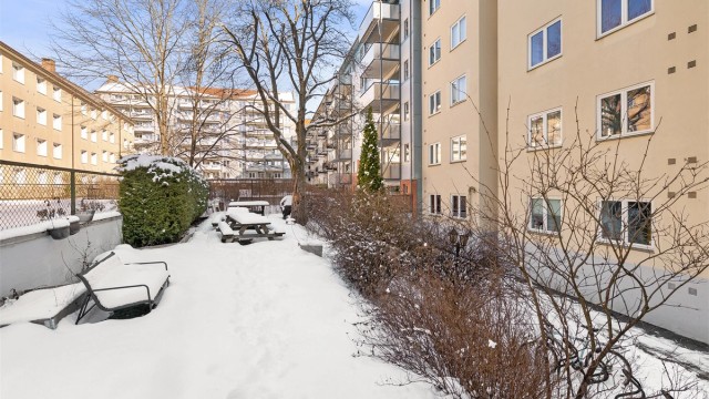 Aksjelagets felles bakgård er pent opparbeidet med sittegrupper og grøntarealer.