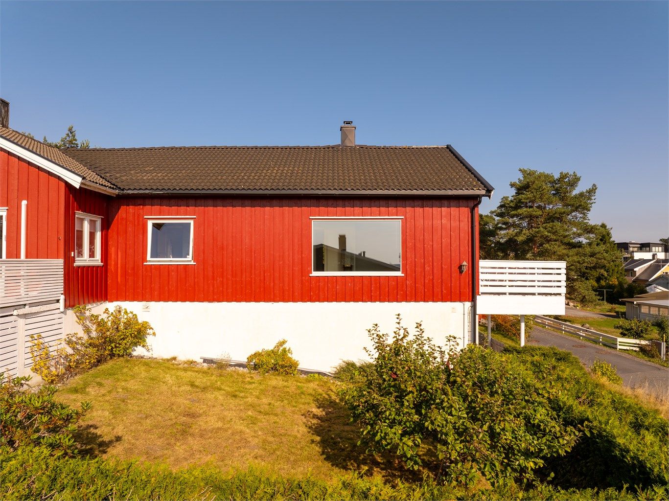 Fasademaling ble utført i 2025. I 2012 ble yttertak lagt om og det meste av utvendig kledning skiftet ut. Vinduer er fra 2007/2008.