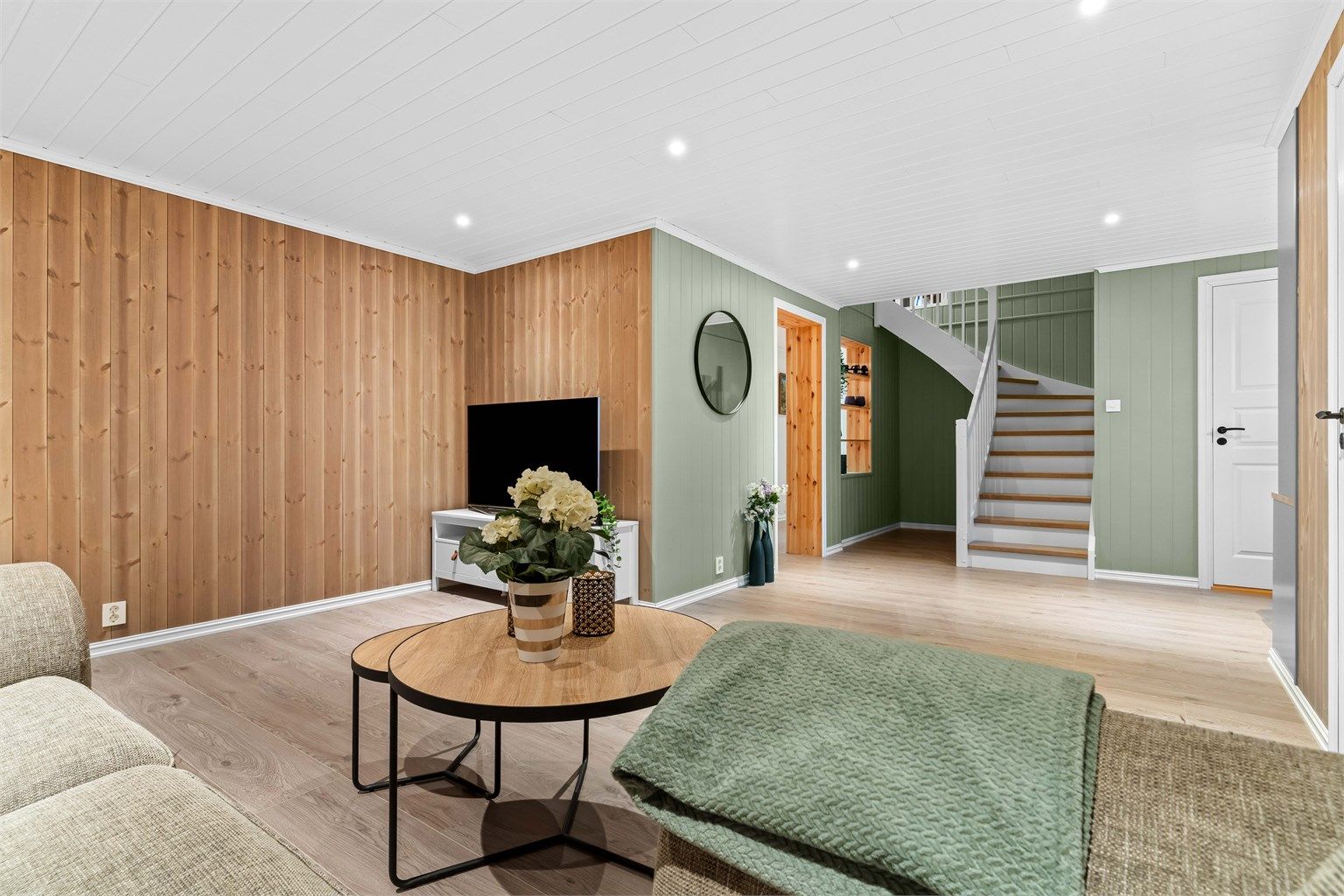 Nede i underetasjen blir du møtt av en stor kjellerstue hvor barna fritt kan leke og ha med venner. 